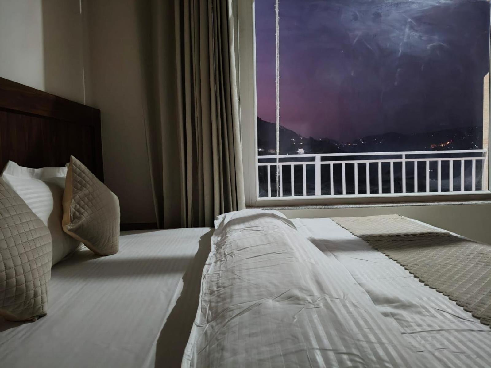 Mountain Shadow Hotel Kasauli Exterior photo